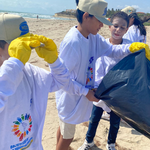 Ação educacional na praia reforça conscientização ambiental em alunos de Tibau