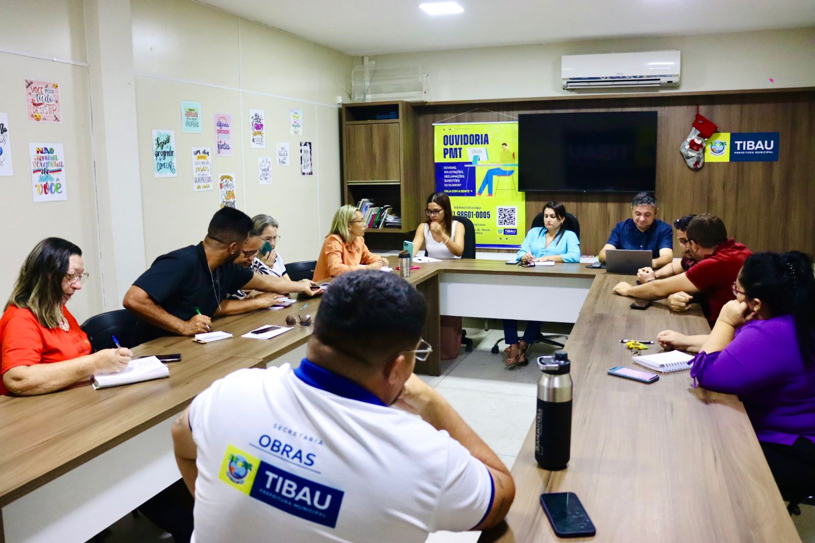 Prefeitura de Tibau planeja ações de final de ano e veraneio em reunião com secretariado