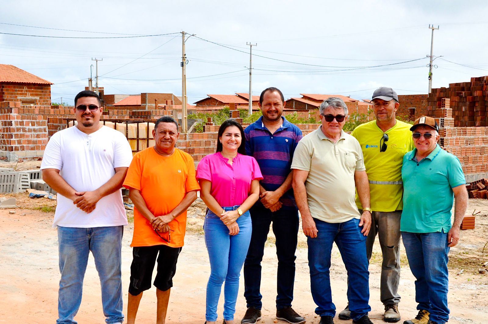 Prefeita Lidiane visita construção das casas do Habita Tibau